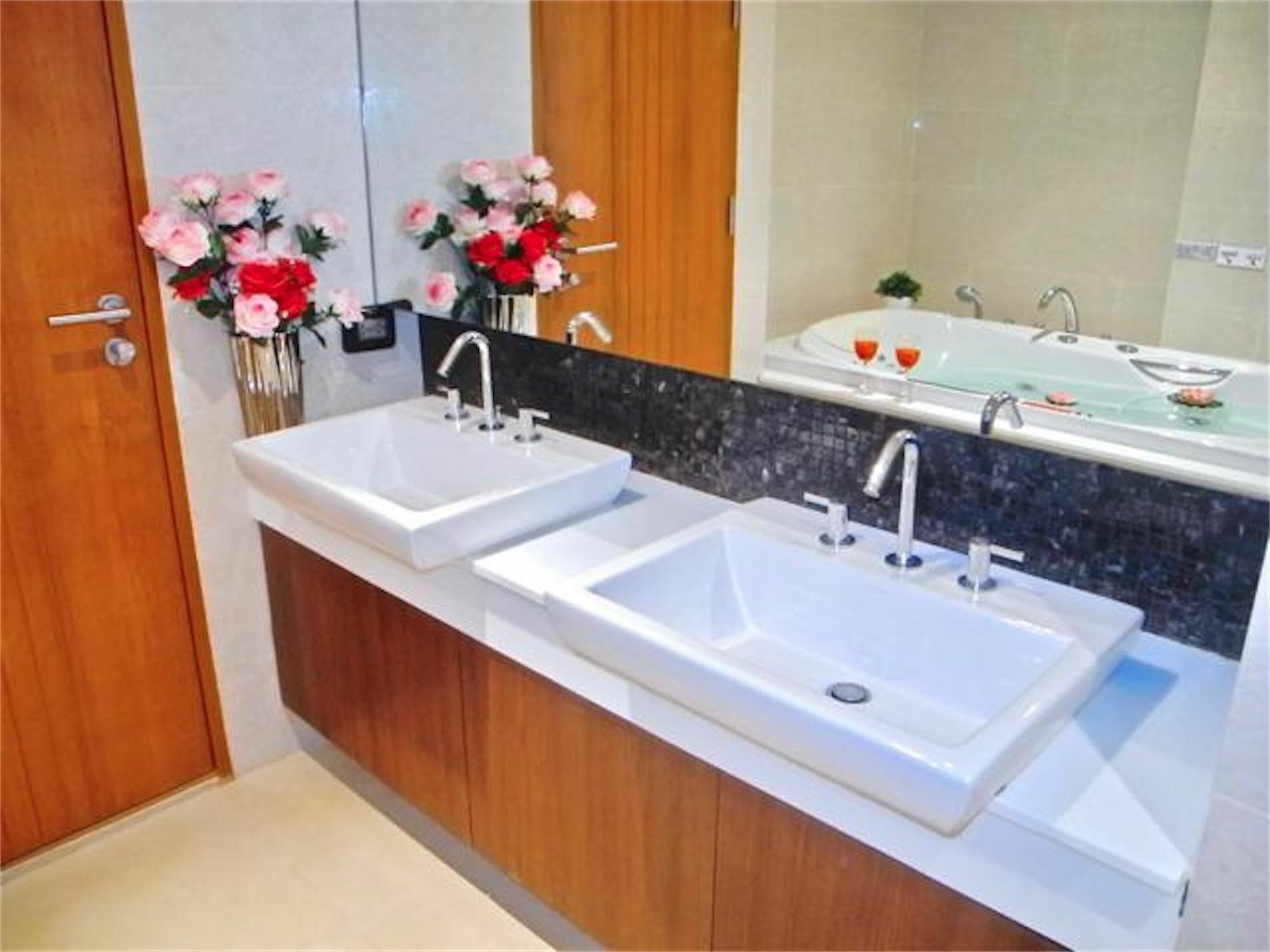 The Privilege Residence : 1 Bedroom Apartment In Patong Exteriör bild